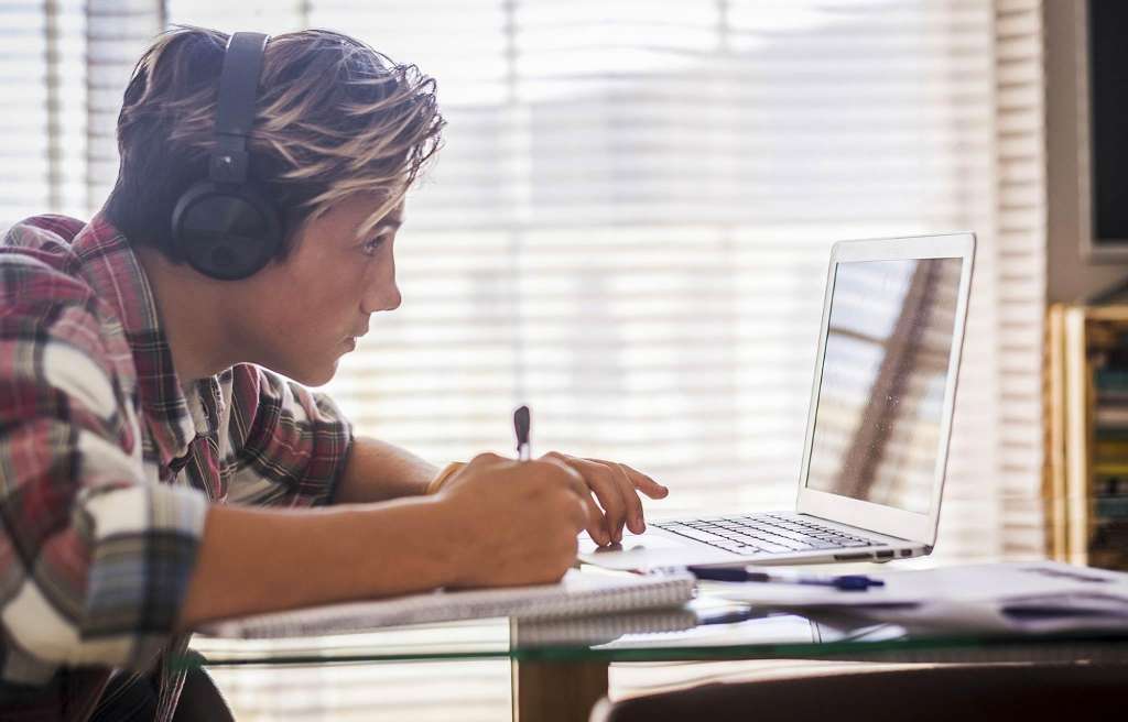 teen at desk using computer